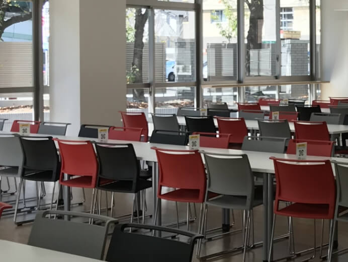 福岡高校　学食座席の写真